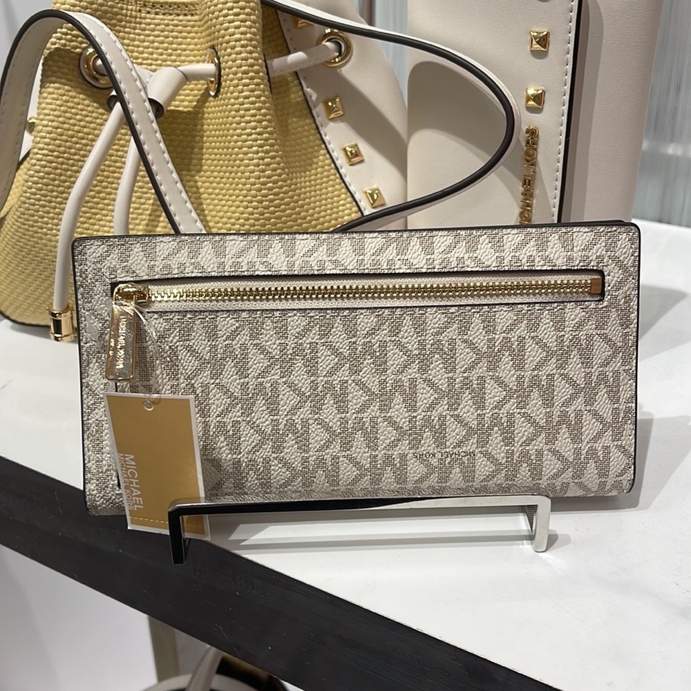MICHAEL KORS
Reed Large Snap Signature Wallet
35S3G6RE3B
Lt Cream Multi
NWT - Picture 12 of 16